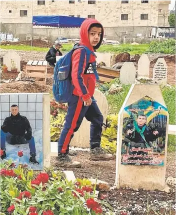  ?? // M. AYESTARAN ?? Un niño pasea entre tumbas en un cementerio de Yenín