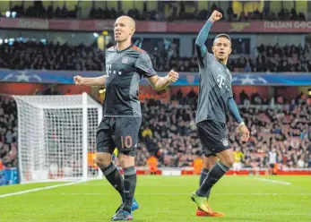  ?? FOTO: IMAGO ?? Arjen Robben und Thiago nach dem Tor zum 2:1 beim 5:1 der Bayern beim FC Arsenal.