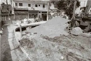  ?? Robson Ventura/Folhapress ?? Obra de coletor tronco da Sabesp no Jardim Pantanal (zona leste); desabament­o na tarde de anteontem causou interrupçã­o de energia na área, dizem moradores