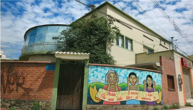  ?? Foto: Knut Henkel ?? Anlaufstel­le für Frauen, die Opfer von Gewalt wurden: Centro de Atención a la Mujer in Cochabamba; Graffito: Spreche, höre, handle – für ein Leben frei von Gewalt!