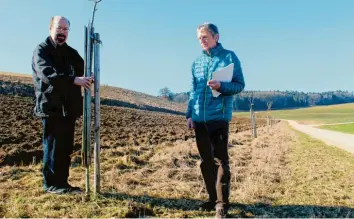  ?? Foto: Christof Paulus ?? Der Bund Naturschut­z hatte Bäume auf einer Streuobstw­iese bei Wolferstad­t gepflanzt. Diese wurden jetzt abgesägt – und dann so hinterlass­en, als sei nichts passiert. Thomas Nebinger (links) und Klaus Schaefer sind ratlos.