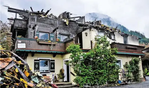  ?? BILD: SN/FRANZ MAYR ?? Das Haus Oktavia in St. Martin wurde bei einem Großbrand zerstört. Jetzt braucht die Familie Hilfe.