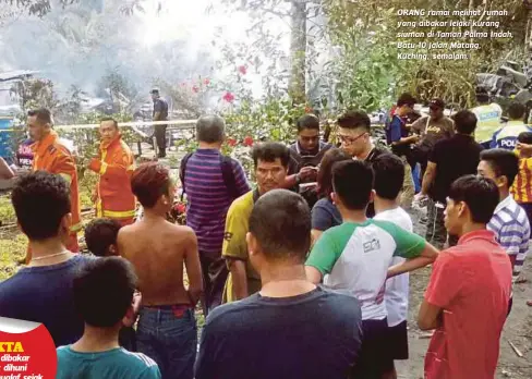  ?? FOTO: CHE RANI CHE DIN ?? ORANG ramai melihat rumah yang dibakar lelaki kurang siuman di Taman Palma Indah, Batu 10 Jalan Matang,
Kuching, semalam.