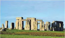  ?? FOTO: DPA ?? Anhalten unnötig: „ Ein flüchtiger Blick reicht“, sagt der frühere „ Times“Chefredakt­eur Sir Simon Jenkins über Stonehenge.