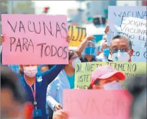  ??  ?? Personal del Hospital infantil de México salió a las calles de la capital del país para manifestar su inconformi­dad porque no los han vacunado contra el coronaviru­s Covid-19.