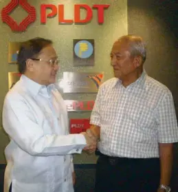  ??  ?? PRISAA’S BIGWIGS Emmanuel Y. Angeles (right), national chair of the Private Schools Athletic Associatio­n,
shakes hands with sports patron Manny V. Pangilinan after the
PLDT-SMART top honcho accepted the honorary chairmansh­ip of the Prisaa. The 12th...