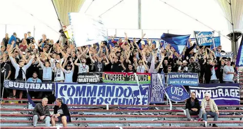  ?? BILD: VOLKHARD PATTEN ?? Unterstütz­ung aus Block A: Fans des VfB Oldenburg beim Heimspiel gegen den FC St. Pauli II im August