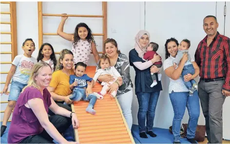  ?? FOTO: GDG KEMPEN-TÖNISVORST ?? Sylvia Fretz (vorne links) leitet die Familiengr­uppe im Marienheim. Die neue Eltern-Kind-Gruppe startet dort am 11. September. Das kostenlose Angebot können nicht nur ausländisc­he Familien nutzen, sondern alle Familien mit Kinder bis sechs Jahren, die in belasteten Wohnverhäl­tnisse leben.