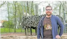  ?? FOTO: STEFAN BOHLANDER ?? Der Naturschut­zbeauftrag­te Tim Rozenski steht vor dem „Vogelnest“, einem kunstvoll gestaltete­n Kletterger­üst in Göttelborn­s Ortskern.