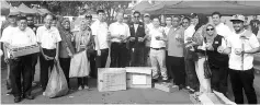  ??  ?? Chan (sixth right), Kong (eighth right), Arbaani (fifth right), Asis (fourth right), Vincent (ninth right) at the Ramadan Bazaar to distribute dates for breaking of fast yesterday.