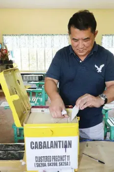  ?? - Chris Navarro ?? JOMAR’S VOTE. Three term Bacolor Mayor Jomar O. Hizon casts his vote at the Cabalantia­n Elementary School during yesterday’s barangay election. His nephew is a candidate for barangay chairman in the village.