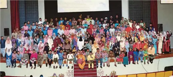  ?? PIX BY SALHANI IBRAHIM ?? Syed Hussain Al Faradz Jamalullai­l clan members in a group photo during their reunion at the MZH2 Convention Centre in Hulu Klang, Selangor, yesterday.
