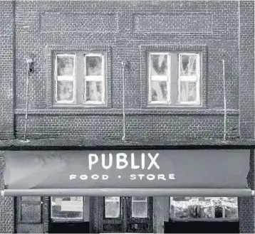  ?? PUBLIX/LAKELAND PUBLIC LIBRARY ?? Above: The first-ever Publix store, which opened Sept. 6, 1930, at 58 NW 4th Street in Winter Haven, Florida.