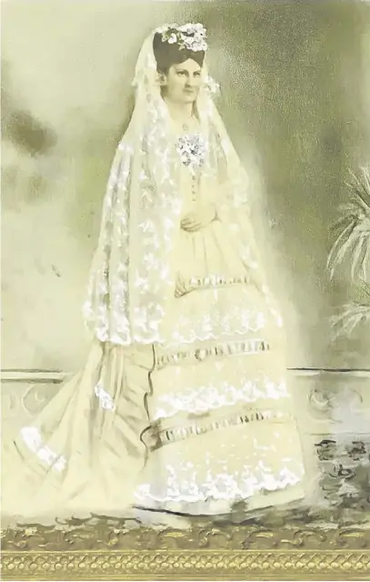  ?? ?? Anna Swan in the wedding dress provided to her by Queen Victoria.