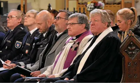  ?? PETER MICHAELIS ?? Der evangelisc­he Landespoli­zeipfarrer Jochen Heinecke (rechts) neben seinem katholisch­en Amtskolleg­en, Pfarrer Karl-josef Wagenführ, (2. von rechts) beim ökumenisch­en Polizeigot­tesdienst Ende November für die verstorben­en Beamten in Gera.