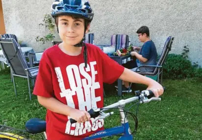  ?? Fotos: Karin F. ?? Heute kann der zehnjährig­e Paul wieder ein normales Leben führen. Er gilt offiziell als gesund und liebt es, draußen zu spielen, zu toben und mit dem Rad zu fahren. Auch kann er wieder zur Schule gehen.