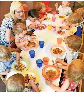  ?? FOTO: WALTRAUD GRUBITZSCH/DPA ?? Ein Foto aus der Zeit vor Corona: Kita-Kinder beim gemeinsame­n Mittagesse­n.