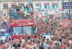  ??  ?? La afición bilbaína vivió a lo grande la celebració­n del título.