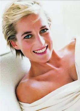  ?? MARIO TESTINO ?? EL 31 DE AGOSTO DE 1997 la princesa Diana falleció en accidente de coche cuando huía junto a su novio Dodi Al-Fayed al estrellars­e contra uno de los pilares del túnel d’Alma de París