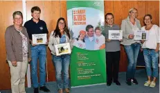  ?? FOTO: NN ?? AOK-Regionaldi­rektorin Barbara Nickesen (links) gratuliert den Preisträge­rn des Förderprei­ses „Starke Kids“.
