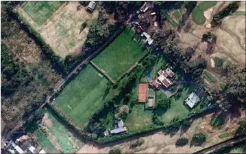  ??  ?? Vista aérea de la quinta Los Abrojos, en Malvinas Argentinas. El complejo de Franco en Punta, Manantiale­s. Y la casa del patriarca en Barrio Parque. Son parte de la herencia.