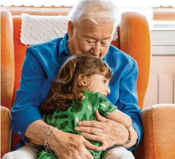  ?? Foto: Gemma Ferrando, imago ?? Oma und Enkelin genießen die Umarmung, das zärtliche Halten: Doch jetzt in der Corona-Krise fallen Berührunge­n weg. Viele Menschen leiden extrem darunter.