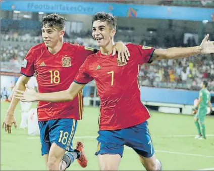  ?? FOTO: EFE ?? Alegría de los jugadores de la ‘Rojita’. Ferrán Torres (d) celebra con su compañero César Gelabert su gol marcado ante Irán