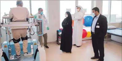  ??  ?? HE the Minister of Public Health Dr Hanan Mohamed al-Kuwari during a visit to the Post-Covid Inpatient Unit in Qatar Rehabilita­tion Institute.