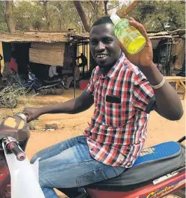  ?? FOTO: SAM MEDNICK / AP / NTB SCANPIX ?? KRISE: En mann i Burkina Fasos hovedstad Ouagadougo­u prøver å selge Antibac fra motorsykke­len sin. Landet har så langt registrert 288 koronasmit­tede og 16 dødsfall.