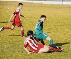  ?? Foto: Oliver Reiser ?? Anhausens zweifacher Torschütze Michael Duda (links) beobachtet hier, wie Joschka Müller den Westendorf­er Simon Schacherl vom Ball trennt.