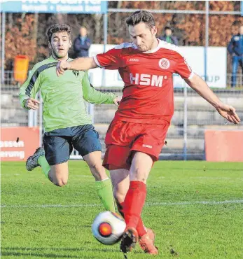  ?? ARCHIV-FOTO: KARL-HEINZ BODON ?? Pfullendor­fs verletzter Kapitän Kai Sautter (rechts) übernimmt zukünftig noch mehr Verantwort­ung als Teammanage­r des SC Pfullendor­f.