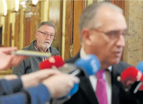  ?? Foto: Javier Bergasa ?? El concejal de Geroa Bai Patxi Leuza, al fondo, durante la comparenci­a del alcalde Maya.