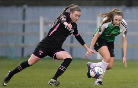  ??  ?? Internatio­nal striker Claire O’Riordan making life difficult for Chloe Moloney of Peamount United.