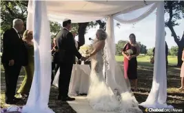  ?? Chabad.org ?? Ruslan Manashirov and Nicole Dorian-Manashirov pictured on their May 2 wedding day.