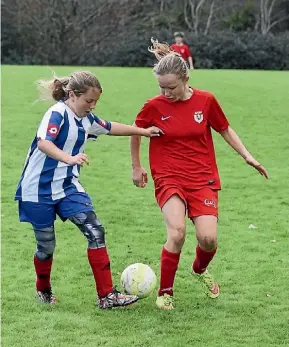  ?? PHOTOS: LAWRENCE GULLERY ?? Te Aroha Cobras’ defender Georgie Worman tries to regain the ball against Claudeland­s’ Trinaka Kenny.