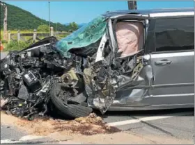  ?? DIANE PINEIRO-ZUCKER — DAILY FREEMAN ?? The minivan sustained significan­t damage in the crash.