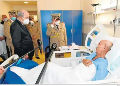  ?? EFE ?? El líder del Frente Polisario recibe la visita del presidente de Argelia durante su hospitaliz­ación en la capital africana.