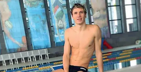  ??  ?? Nuotatore Manuel Bortuzzo fotografat­o in piscina prima dell’agguato che lo costringer­à su una sedia a rotelle perché gli arti inferiori non si muoveranno più