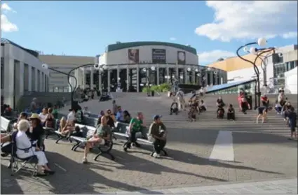  ?? Photo : Jean Gagnon/Wikimediac­ommons ?? La Place des arts de Montréal, lieu des Assises nationales du Canada français de 1967. Son esplanade, à l’avant, est aujourd’hui un espace de rassemblem­ent pour une panoplie d’activités culturelle­s.