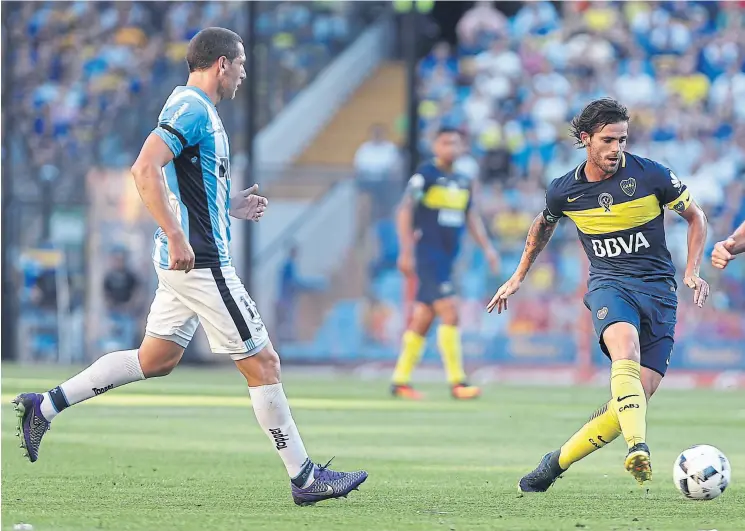  ??  ?? toda la clase de Fernando Gago en un pase; el mediocampi­sta central jugó un partido perfecto y generó los elogios del técnico Barros schelotto