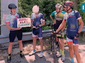  ?? ANSA ?? 1 1 Il cartello «Forza Alex Zanardi» lasciato da un gruppo di ciclisti davanti all’ospedale di Siena, dove l’atleta è ricoverato da venerdì