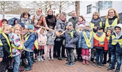  ?? FOTOS: THOMAS ZELGER ?? Die Mädchen und Jungen von drei Kitas haben 90 Bilder für den den Bauzaun gemalt.