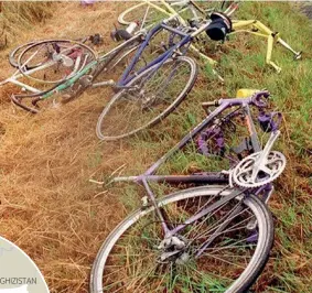  ??  ?? Dopo l’aggression­e Le bici a terra dei turisti aggrediti in Tagikistan