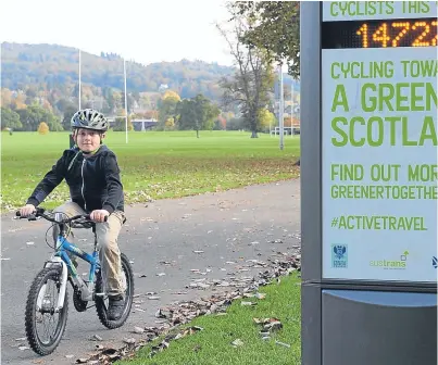  ?? Picture: Kim Cessford. ?? James Mill, from Perth, cycles past the counter which shows cyclists per day and also the annual total at the South Inch, Perth.
