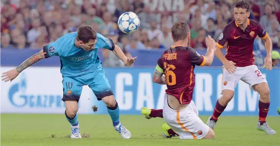  ??  ?? Anticipato Daniele De Rossi intercetta il pallone diretto a Lionel Messi. Il fenomeno del Barcellona ieri non è riuscito a lasciare il segno sulla partita (Ansa)