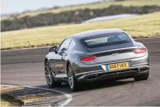  ??  ?? À droite : la nouvelle GT partage ses dessous avec la Porsche Panamera et cela se sent, notamment sur circuit. Ci-dessous à droite : l’habitacle mélange joliment les savoirfair­e traditionn­els britanniqu­es avec les technologi­es modernes comme cet écran...