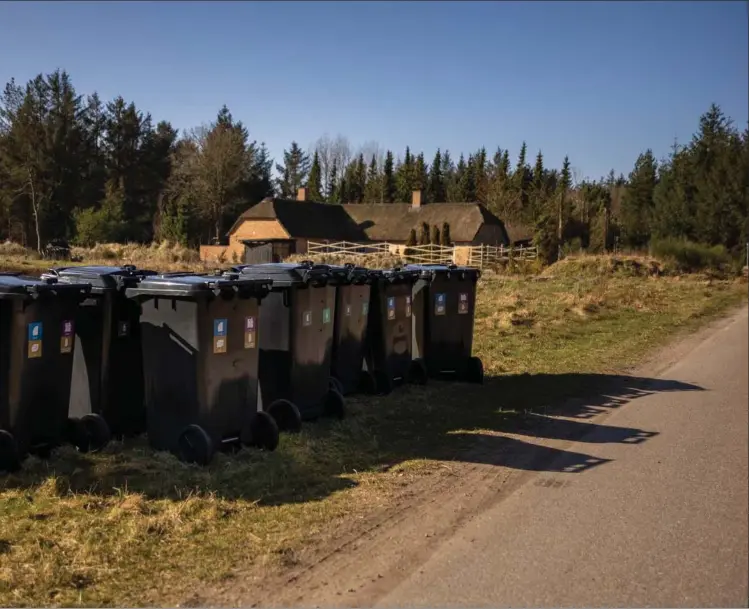  ?? ?? Over hele landet skal borgerne sortere affald – også i sommerhuso­mråderne. Derfor saettes der titusindvi­s af nye skraldespa­nde op, hvilket nogle steder vil kollidere med hensynet til natur, miljø og aestetik.