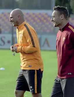  ??  ?? Vecchi tempi Paolo Rongoni, a sinistra, con Francesco Totti a Trigoria, quando era il preparator­e atletico della Roma (Rudi Garcia allenatore)