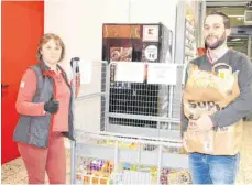  ?? FOTO: MERKT ?? Der stellvertr­etende Marktleite­r Sebastian Moser und Kaufland-Mitarbeite­rin Natlija Kronagast hoffen auf möglichst große Spendenber­eitschaft.