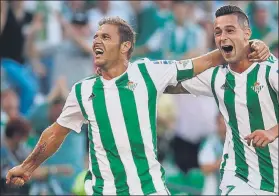  ?? FOTO: EFE ?? Joaquín Sánchez, con Sergio León, eufórico al celebrar su segundo gol de la tarde